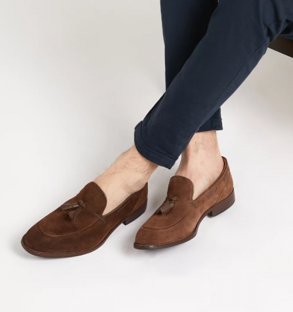 Sepatu loafer berbahan suede dengan aksen tassel